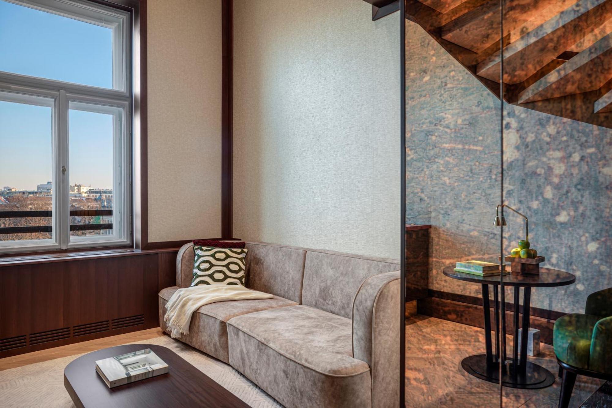 Almanac Palais Vienna Hotel ภายนอก รูปภาพ A living room at The Standard East Village
