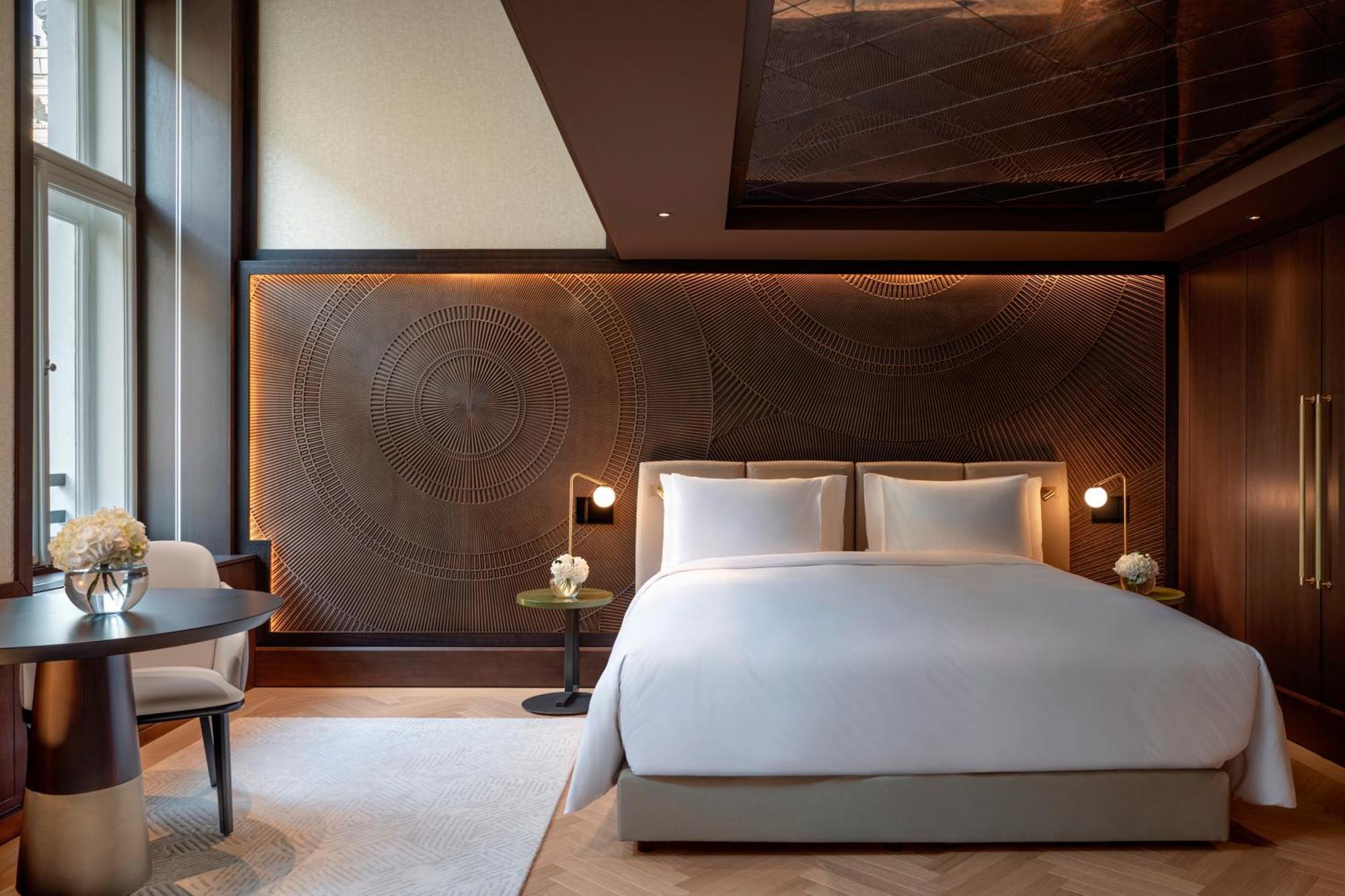 Almanac Palais Vienna Hotel ภายนอก รูปภาพ A bedroom at The London Edition