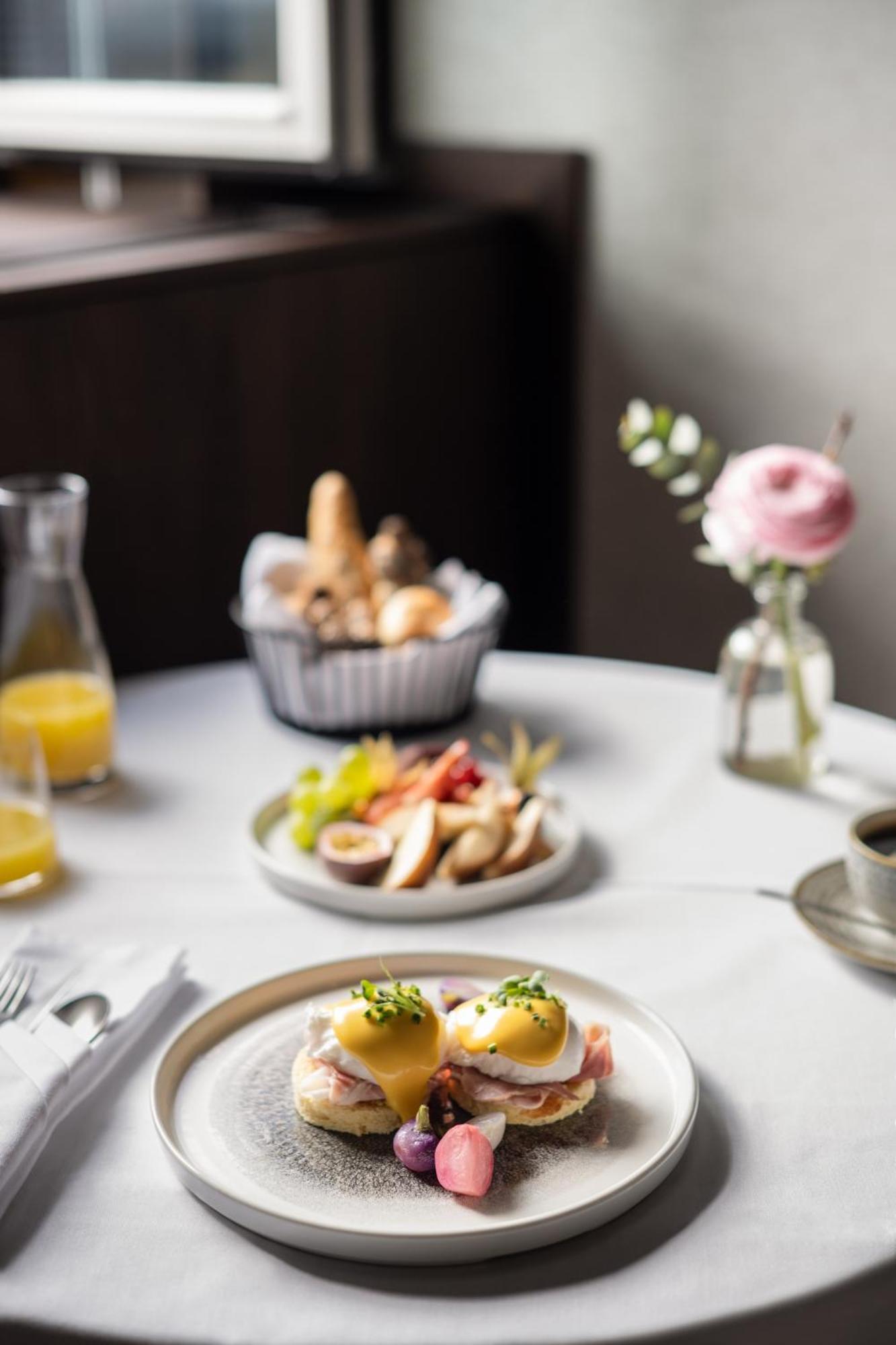 Almanac Palais Vienna Hotel ภายนอก รูปภาพ A breakfast table